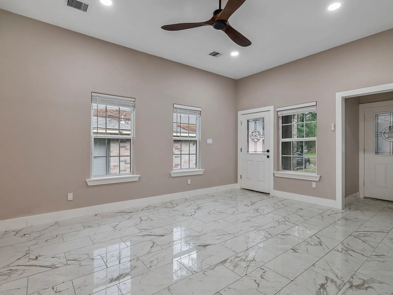 3 bed, 1960 sqft, $1,999 — Photo 4
