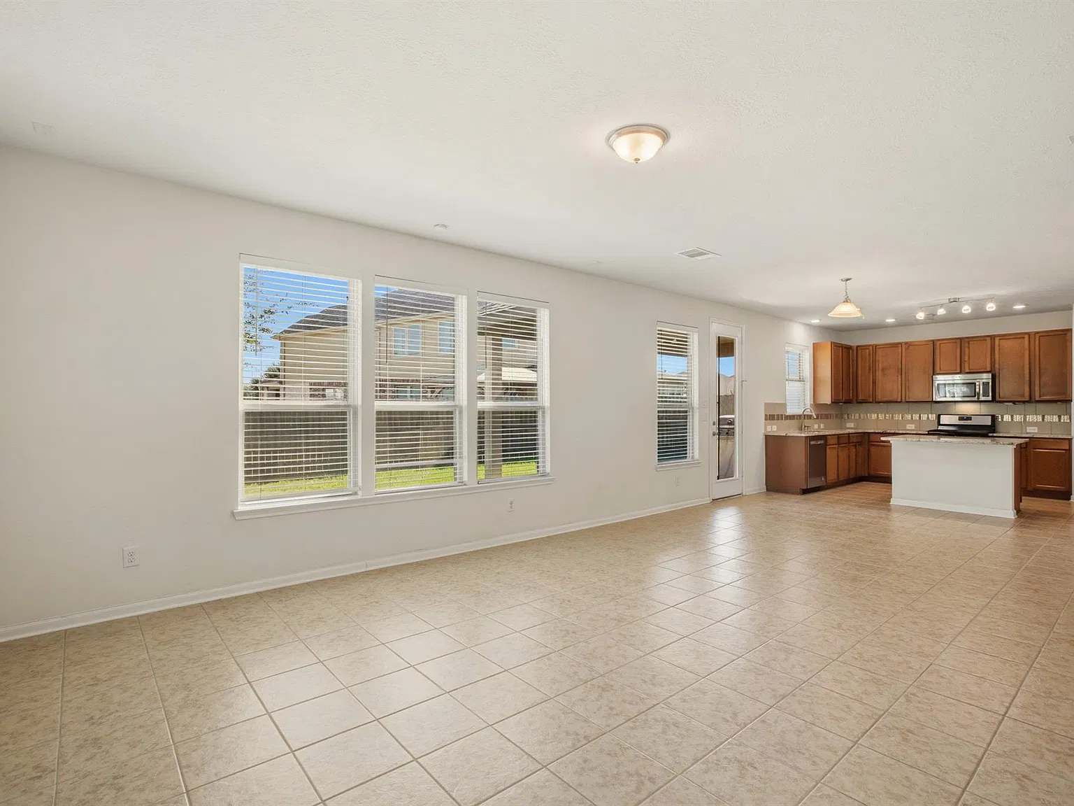 4 bed, 2.0 bath, 1881 sqft, $2,250 — Photo 2