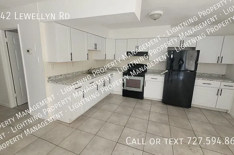 5442 Lewellyn Rd — Photo 2