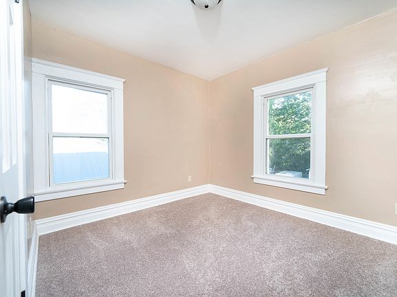 4th image of 123 Winter St