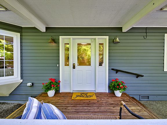 2nd image of 833 Klickitat Pl NE