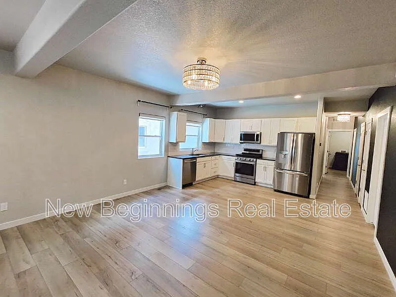 3 bed, 2.5 bath, 2725 sqft, $2,295 — Photo 4