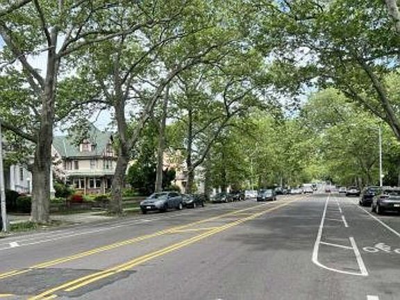 Exterior Neighborhood (street photo)