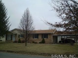 924 College St, Staunton, IL 62088