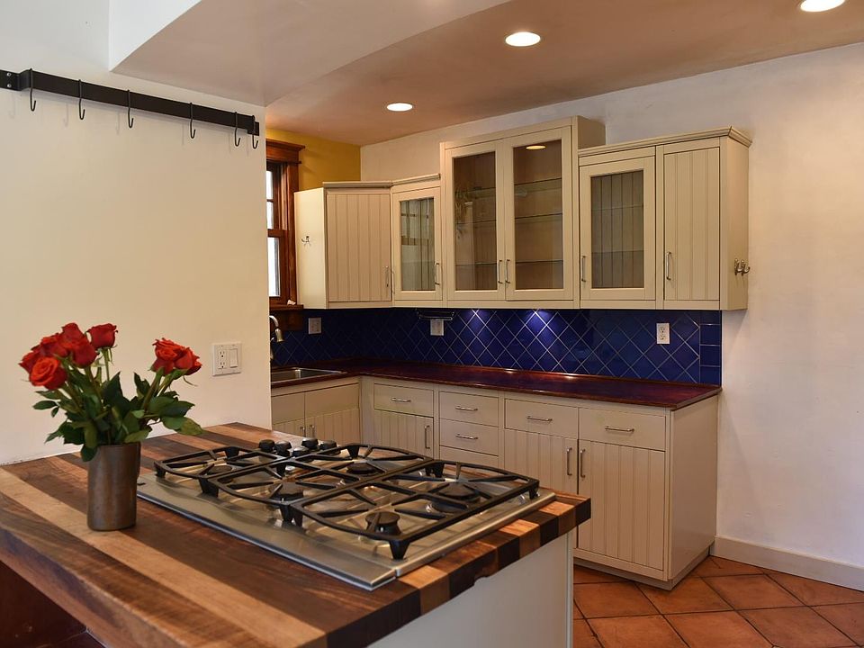 kitchen w/5 burner gas cooktop