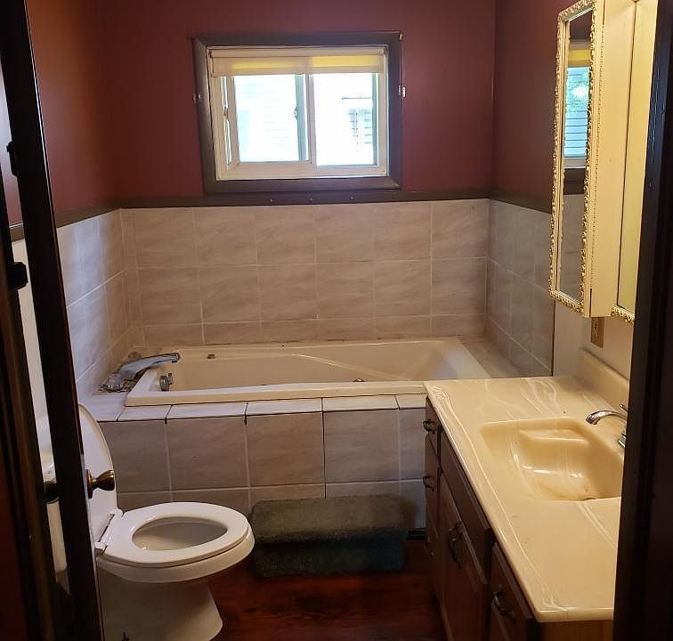 2nd image of 135 W Main St