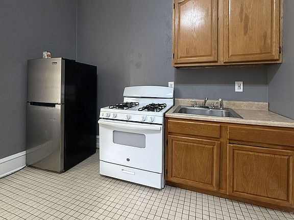 3rd image of 1653 Harrison St #1F