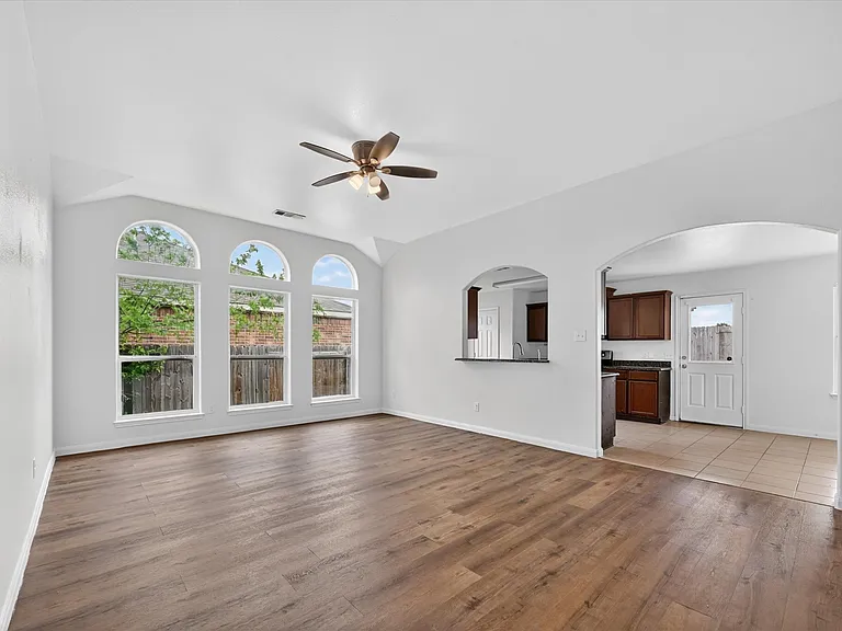 204 Lamont Rd — Photo 6