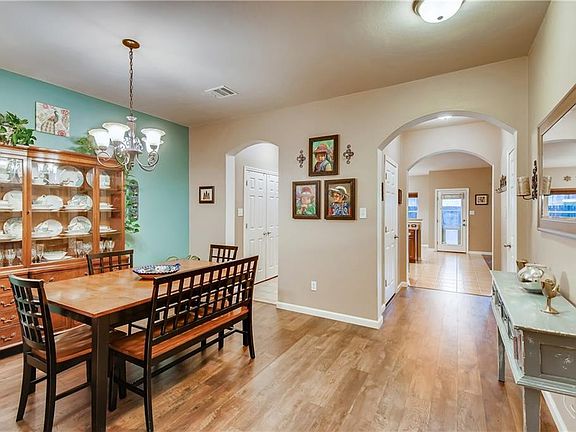 4th image of 209 Dark Horse Ln