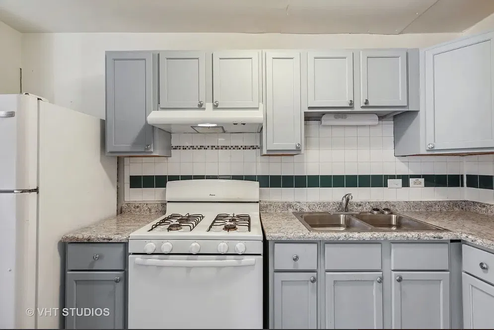 3 bed, 900 sqft, $1,800 — Photo 2