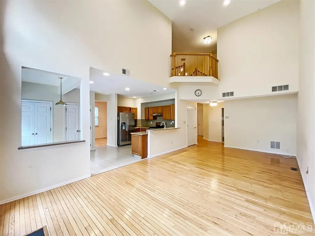 4 bed, 2.5 bath, 2417 sqft, $4,950 — Photo 4