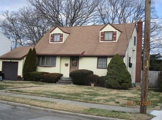 632 N Greene Ave, Lindenhurst, NY 11757