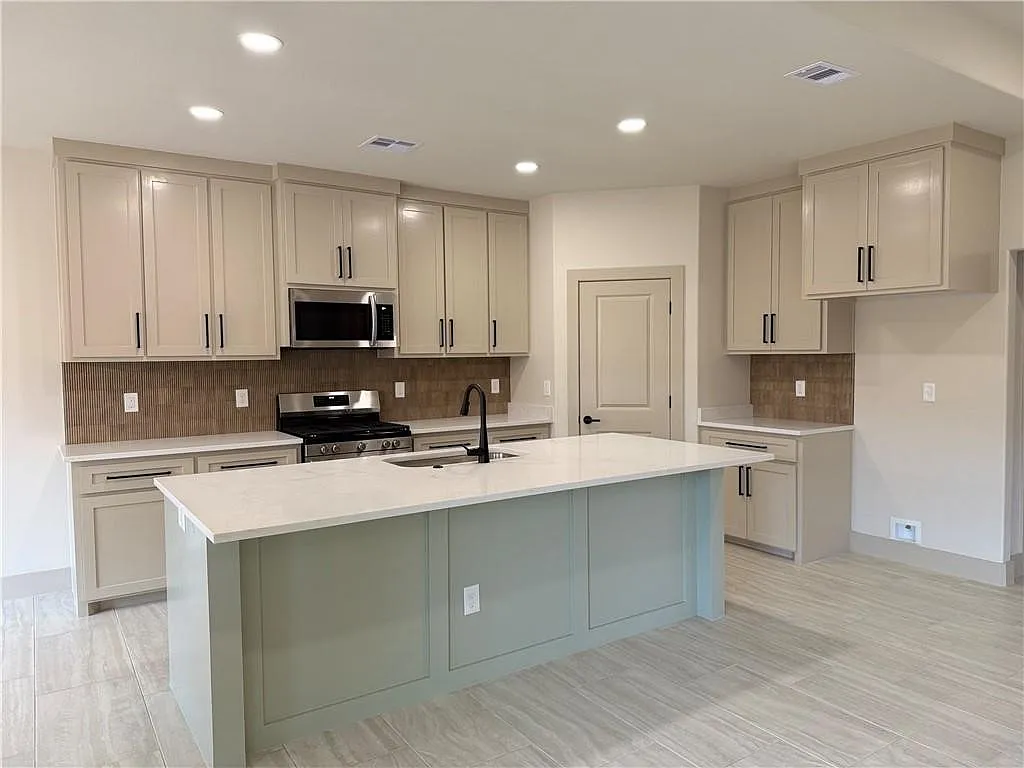4 bed, 2.0 bath, 1750 sqft, $2,900 — Photo 3