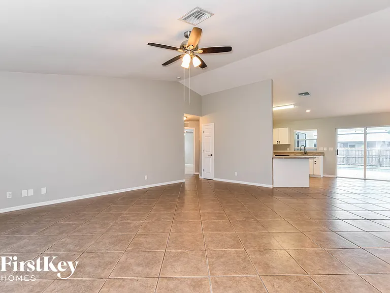 3736 SW Santa Barbara Pl — Photo 3