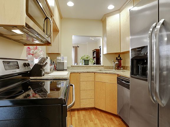 5th image of 318 Lake Marina Ave APT 201