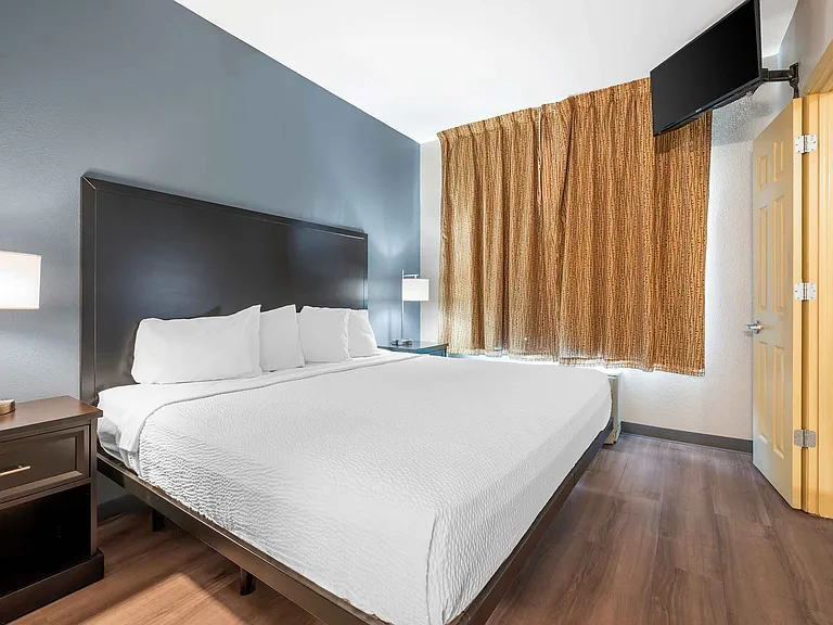 1 Bedroom Suite - 1 King Bed