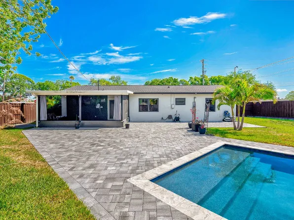 1026 Meadowlawn Dr N, Saint Petersburg, FL 33702