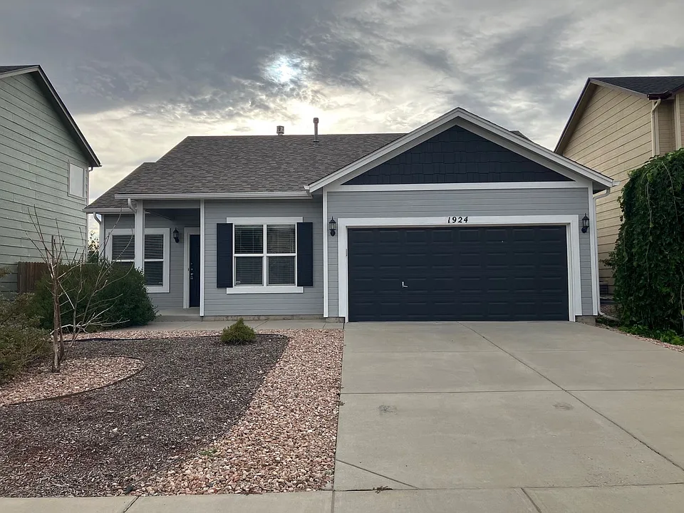 1924 Lillian Way