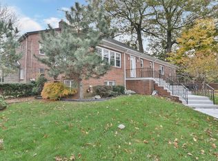 8702 188th St, Hollis, NY 11423