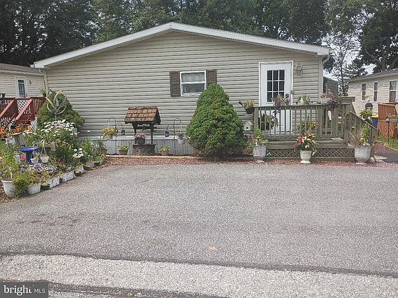 2nd image of 822 Sunny Ln