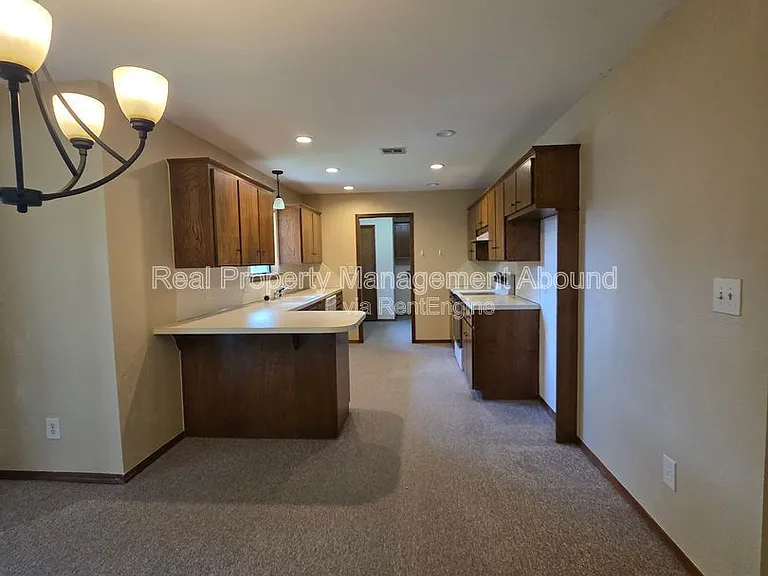 105 W Boston St — Photo 8