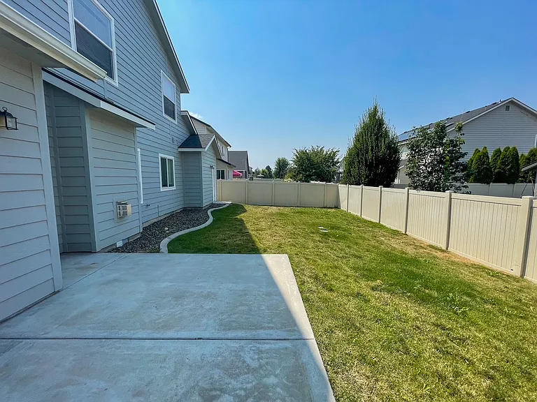 764 E Ionia Dr — Photo 3