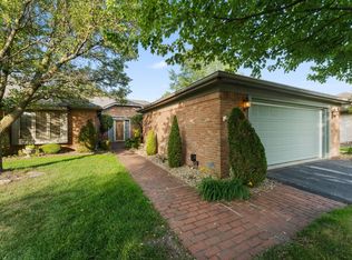 47 Glen Eagles Dr, Schererville, IN 46375