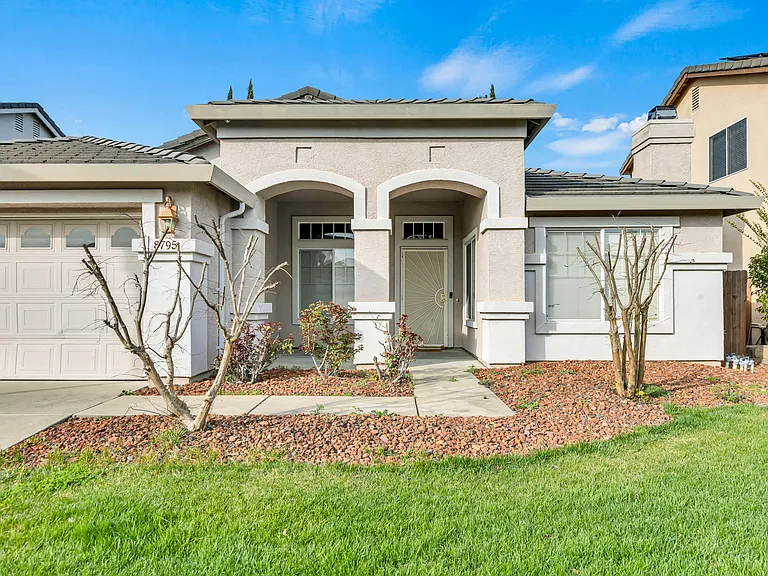 8795 Monterey Oaks Dr — Photo 2