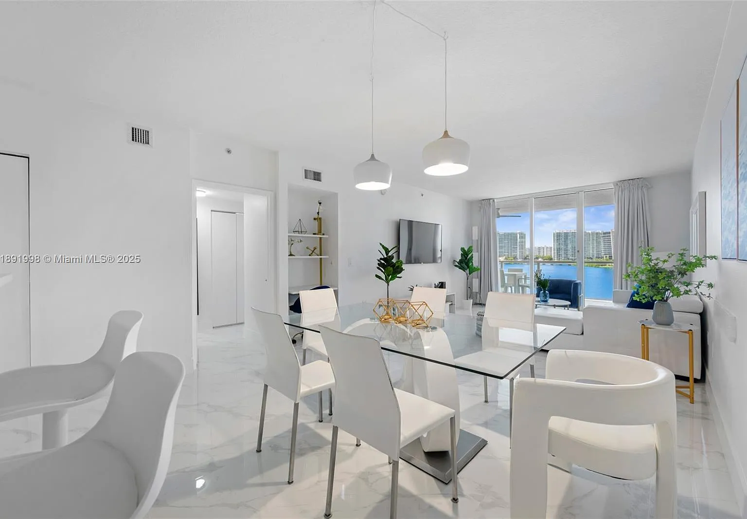 Marina Bay Club Condo Hot — Photo 1