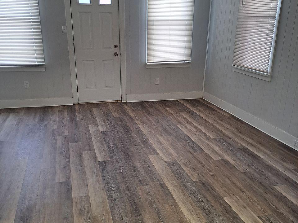 Living Room
14'4 x 13'10