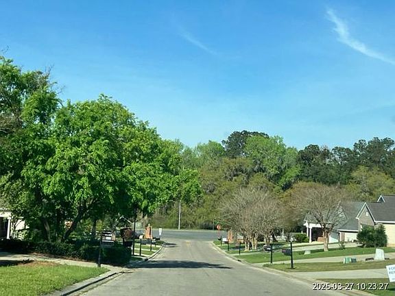 Exterior Neighborhood (street photo)