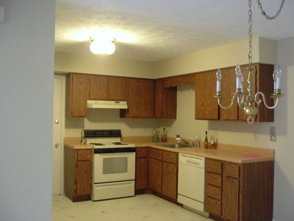 Kitchen w/ appliances