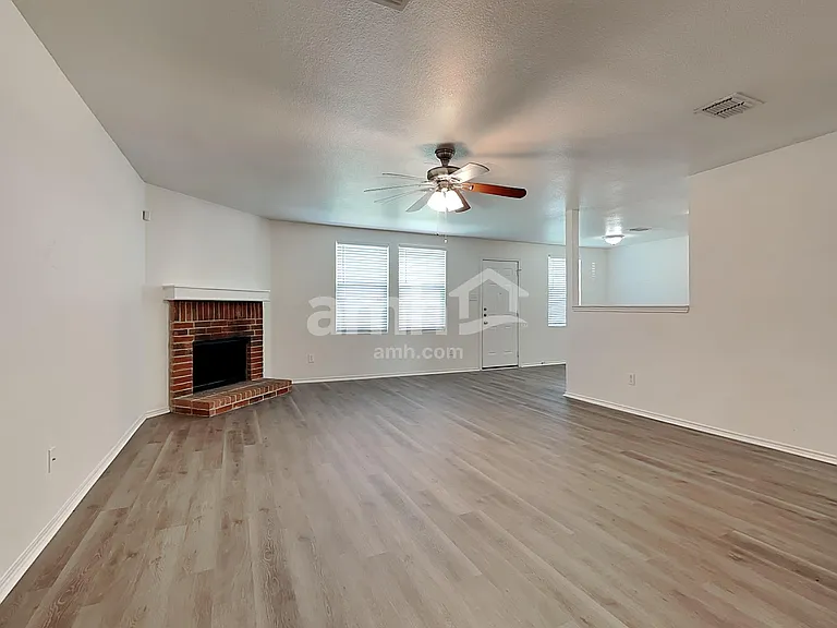 1421 Englewood Dr — Photo 6