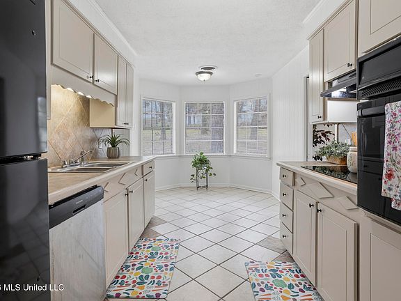 3rd image of 705 Pinehurst St