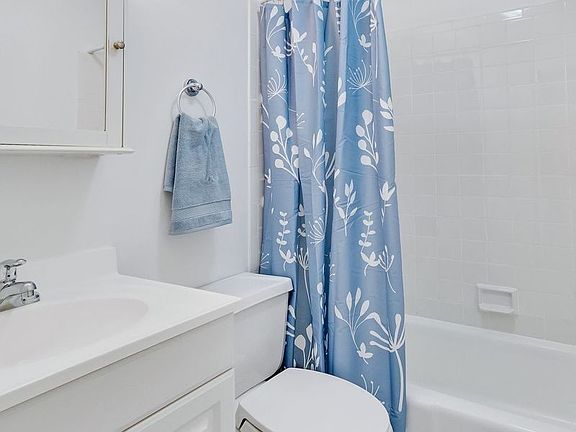 5th image of 420 W 47th St APT 1D