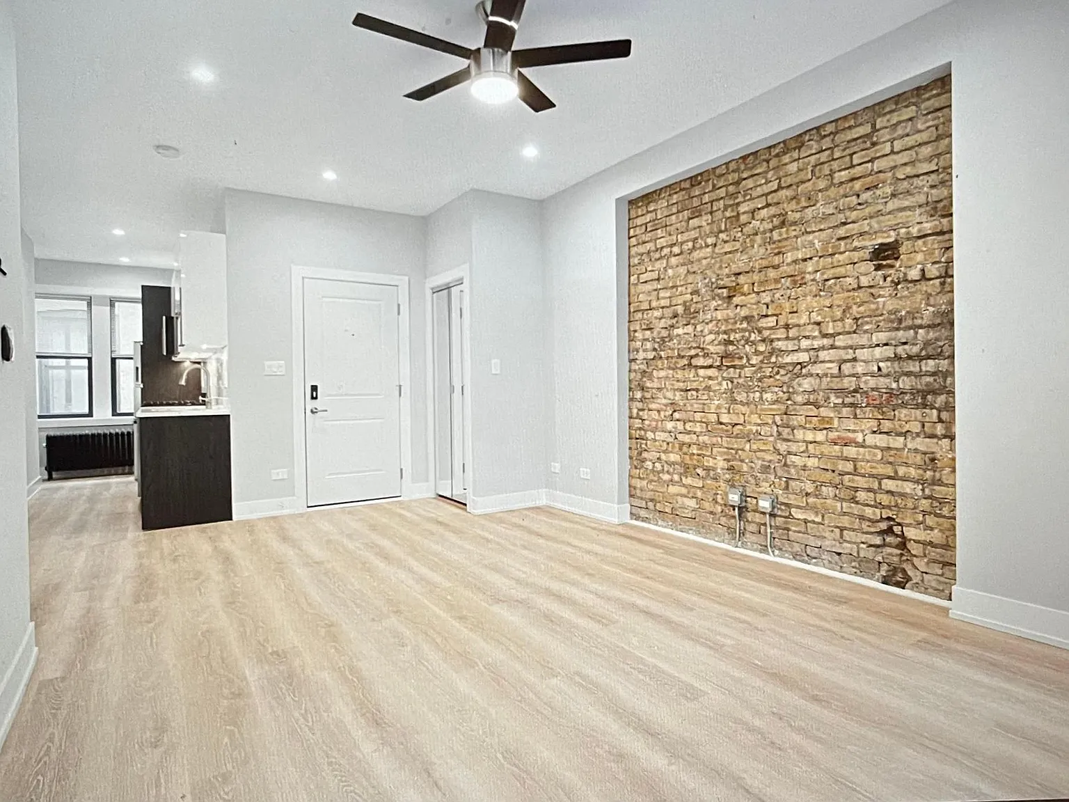 3 bed, 1100 sqft, $2,995 — Photo 2