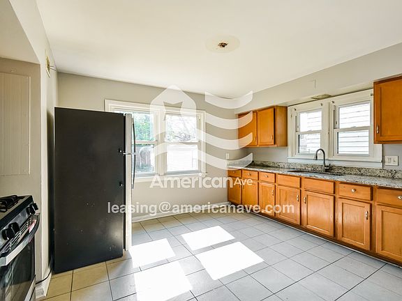 557242_004_kitchen_5.jpg