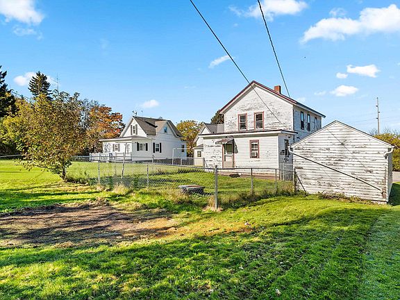 2nd image of 812 River Rd