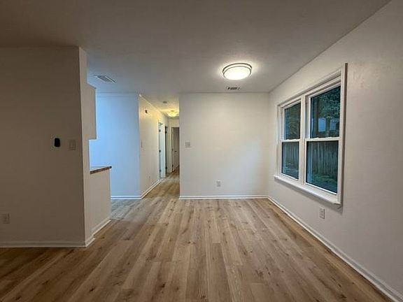 5th image of 155 Parkbrook Cir
