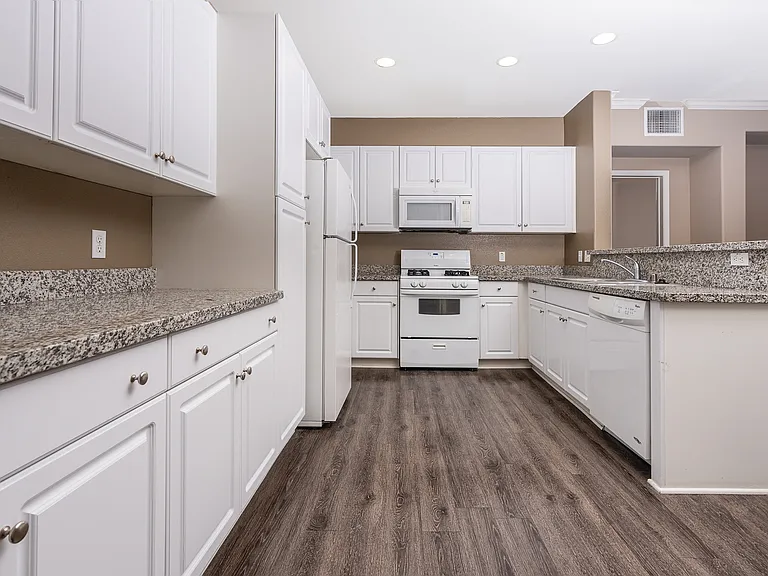 La Verne Village Luxury Apartment Homes — Photo 40