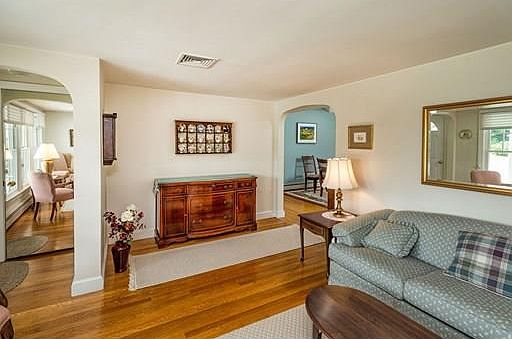 4th image of 15 Greystone Ave