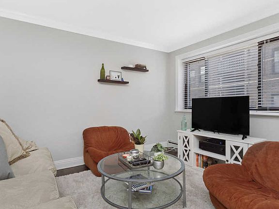 5th image of 607 W Wrightwood Ave APT 215