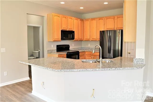 5 bed, 2.5 bath, 2711 sqft, $2,500 — Photo 3