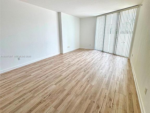 3rd image of 325 Biscayne Blvd #1116