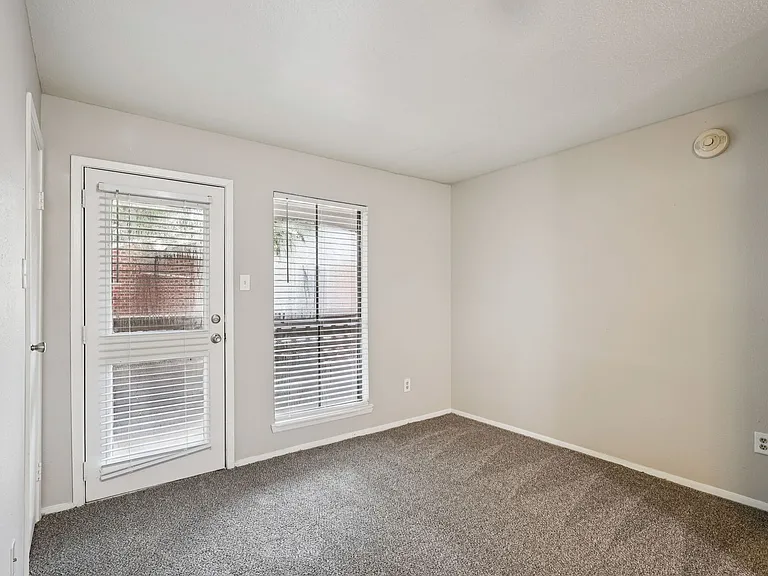 Porterwood Apartments — Photo 35