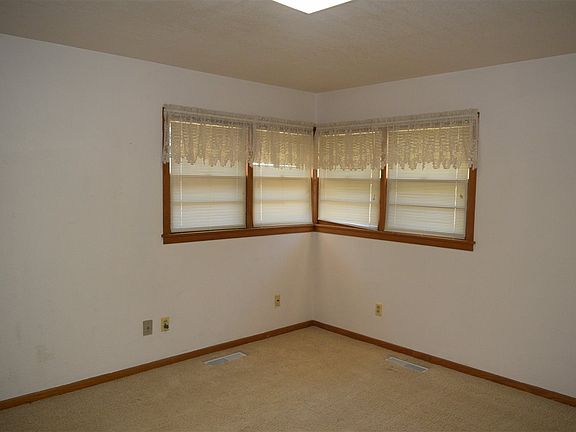 3rd image of 221 N Ash St
