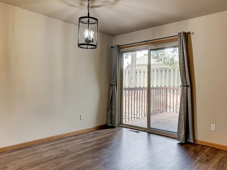 1250 SW Heller St #E1 — Photo 5