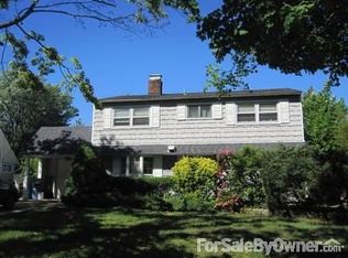 85 Choir Ln, Westbury, NY 11590