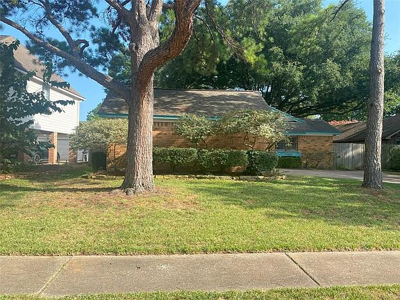 3rd image of 15803 Lakedale Dr