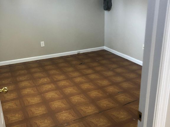 5th image of 585 Brewster St #585